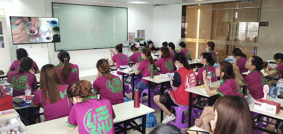 學美甲好嗎？工資高不高？