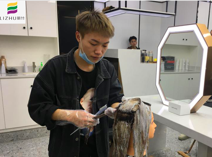 以前怕別人嘲笑自己，但現(xiàn)在不會(huì)了