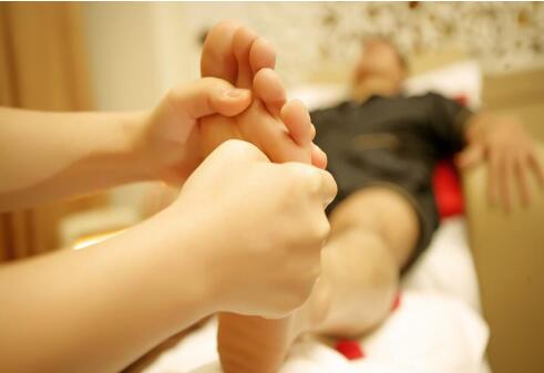 怎么進行足底按摩？南寧美容學(xué)校送教程