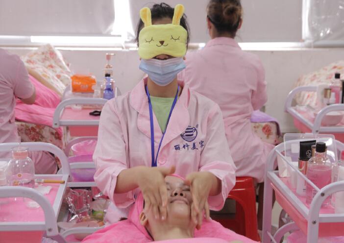 南寧美容學(xué)校：這是不是你想象中的美容師？