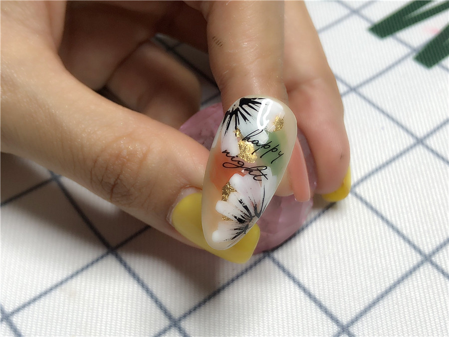 南寧美甲學(xué)校：指間開(kāi)花，花開(kāi)半夏