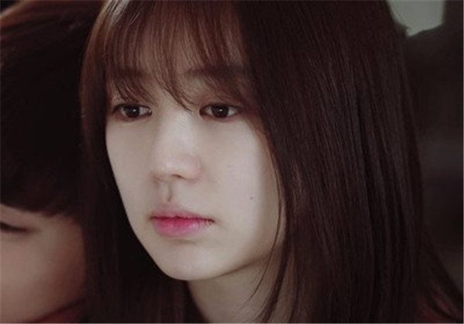 南寧化妝學(xué)校：花瓣咬唇妝，秒變水潤(rùn)透白