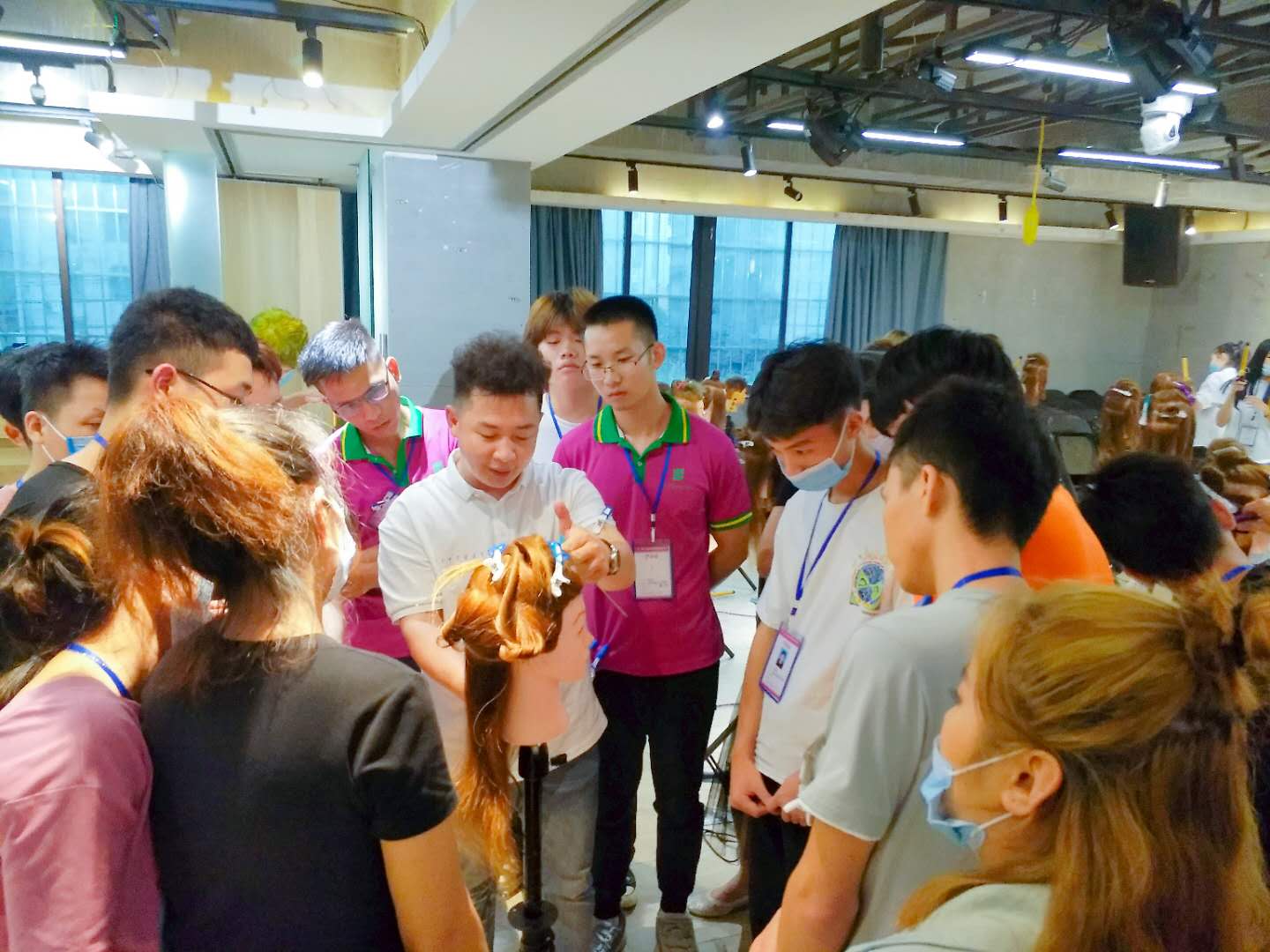 南寧美發(fā)學校：時尚電棒造型班開班，人氣爆棚