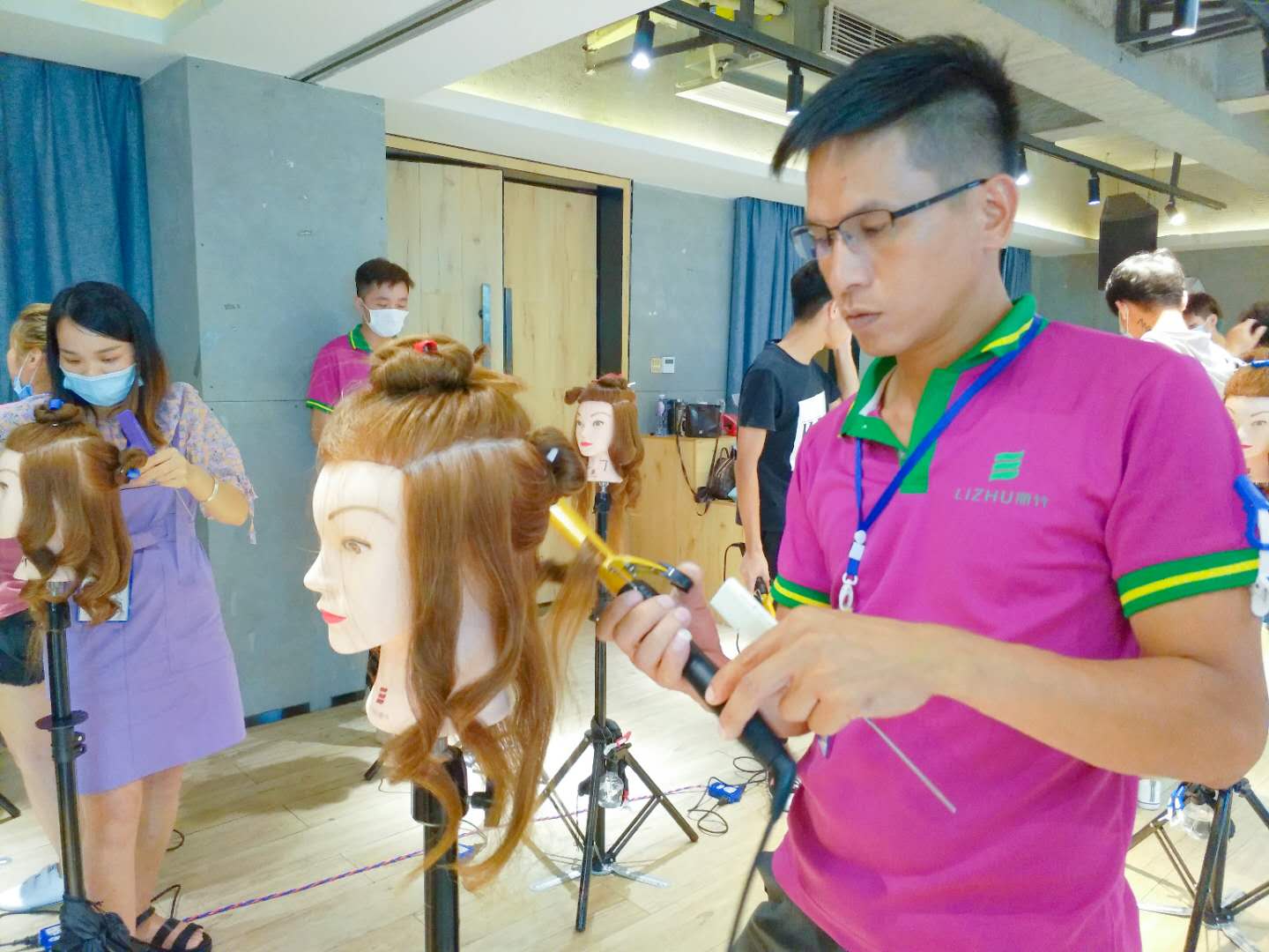 南寧美發(fā)學校：電棒造型？小菜一碟