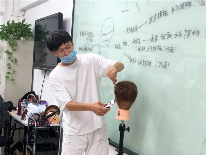 南寧美發(fā)課堂：360度男發(fā)手法演練，輕松攻破剪發(fā)難題