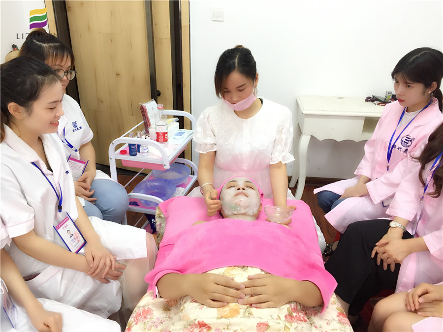 南寧美容學(xué)堂：敷膜，女人變美必修課程