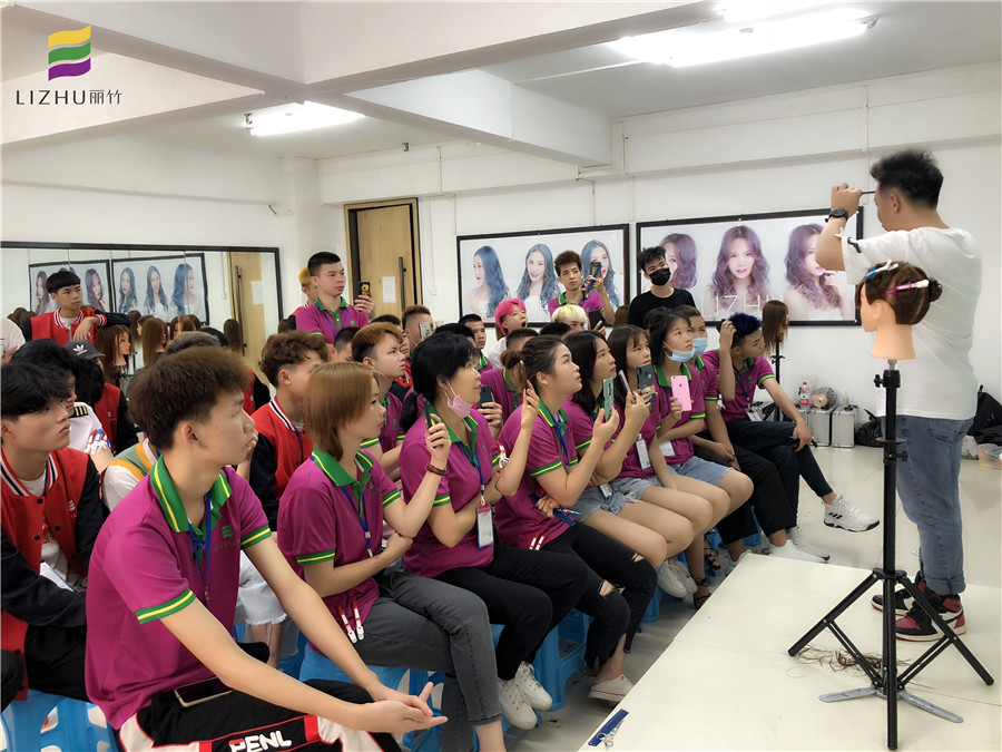 南寧美發(fā)課堂：今天學習剪劉海