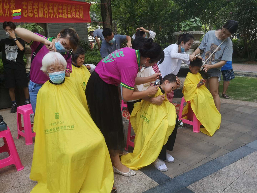 學員剪發(fā)熱情與高溫酷暑大比拼