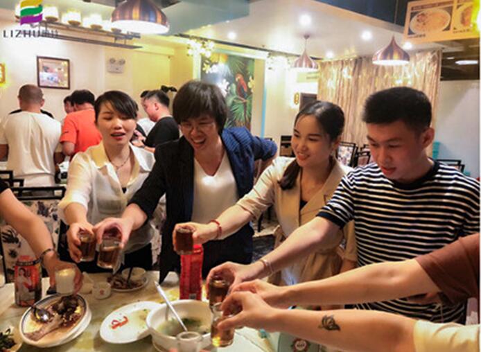 麗竹學(xué)校全體教職工，相親相愛一家人