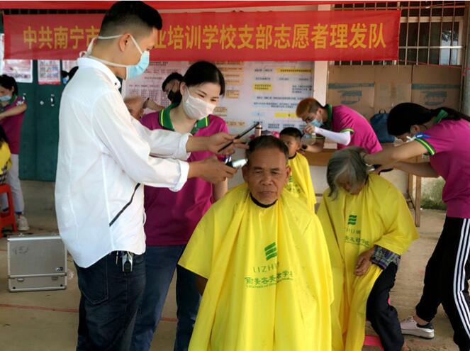 你笑起來真好看，像春天的花一樣