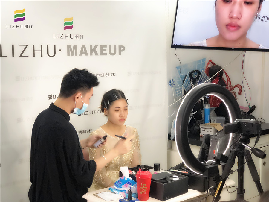 廣西彩妝學(xué)校：快看！畫真人了！