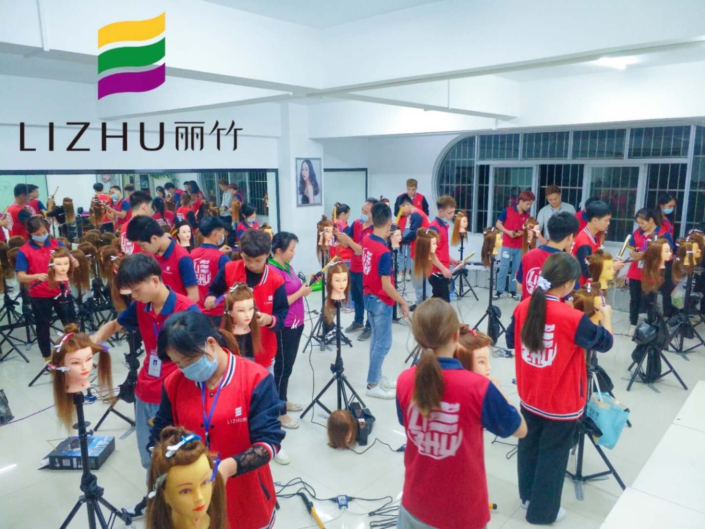 廣西美發(fā)學(xué)校：時(shí)尚電棒造型班開(kāi)班