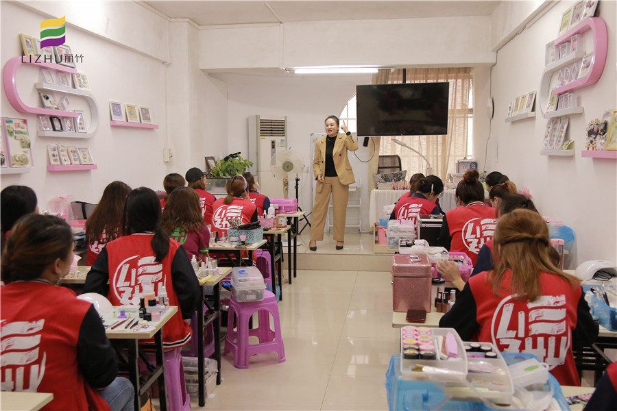 吶！麗竹學(xué)校美甲班的就業(yè)宣講來啦