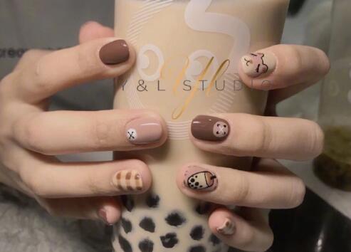 南寧美甲學(xué)校：熱門冬日美甲款式