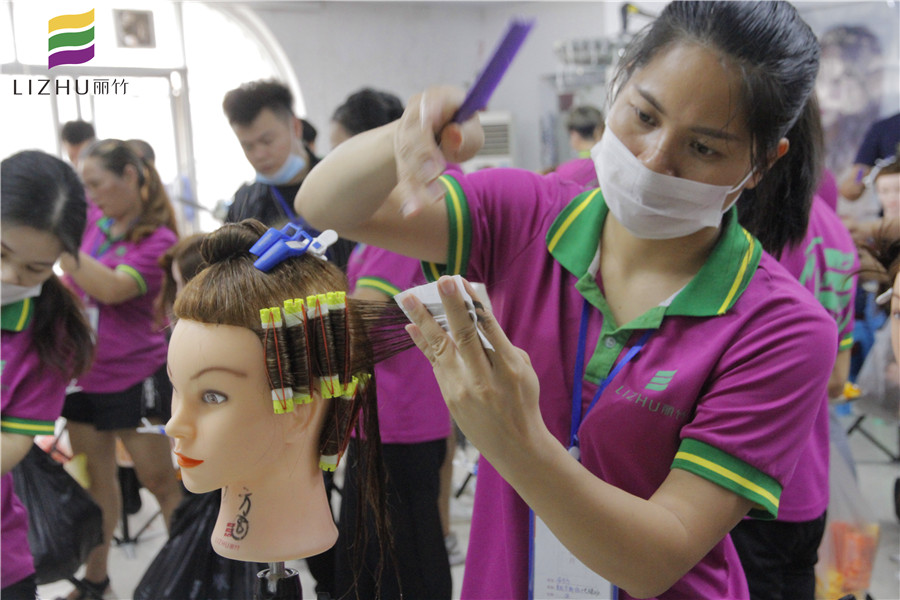 南寧美發(fā)學(xué)校：上發(fā)杠，你會(huì)了嗎