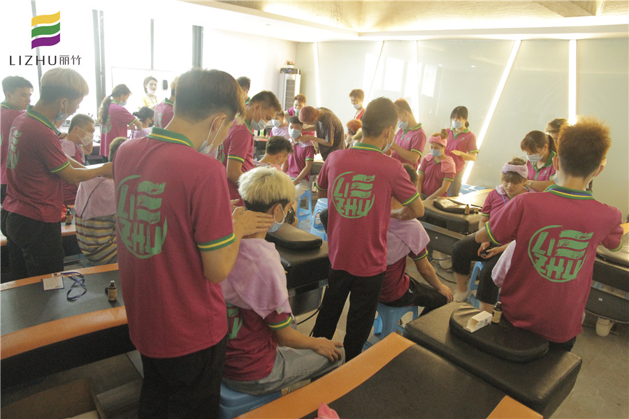 南寧美發(fā)學(xué)校：美發(fā)里的肩頸按摩