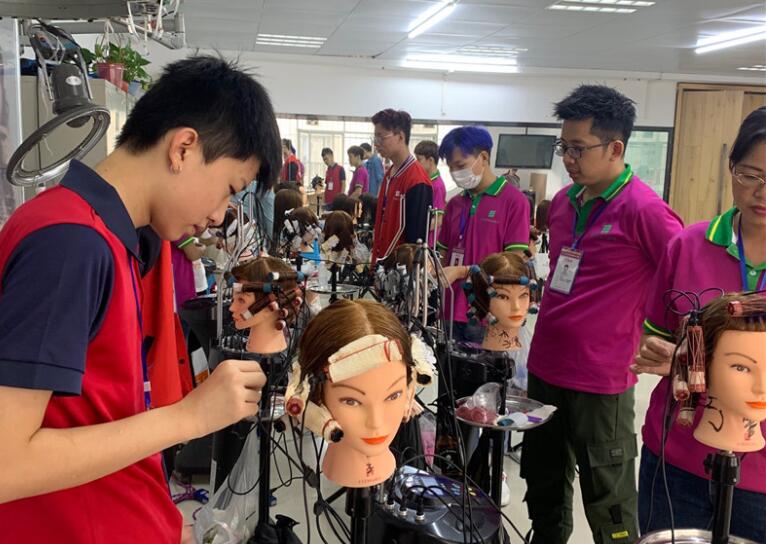 美發(fā)學(xué)?；ㄐ酰航K于可以上手熱燙