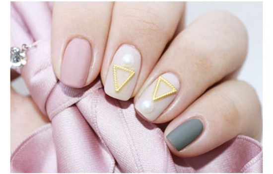 廣西美甲學校:簡單撞色美甲教程