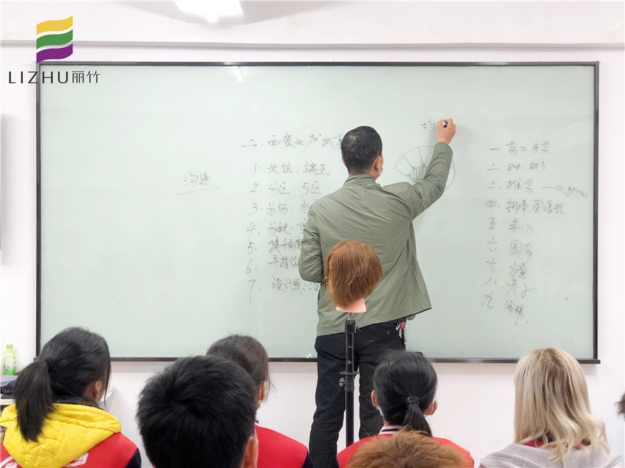 美發(fā)培訓：男士西裝頭90°抓剪練習