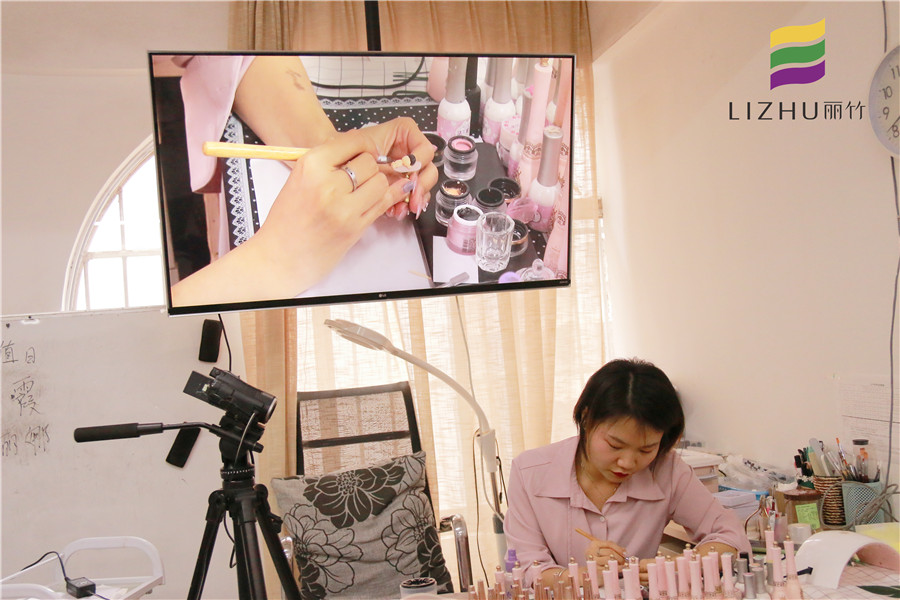 南寧美甲培訓：馮老師的雕花美甲