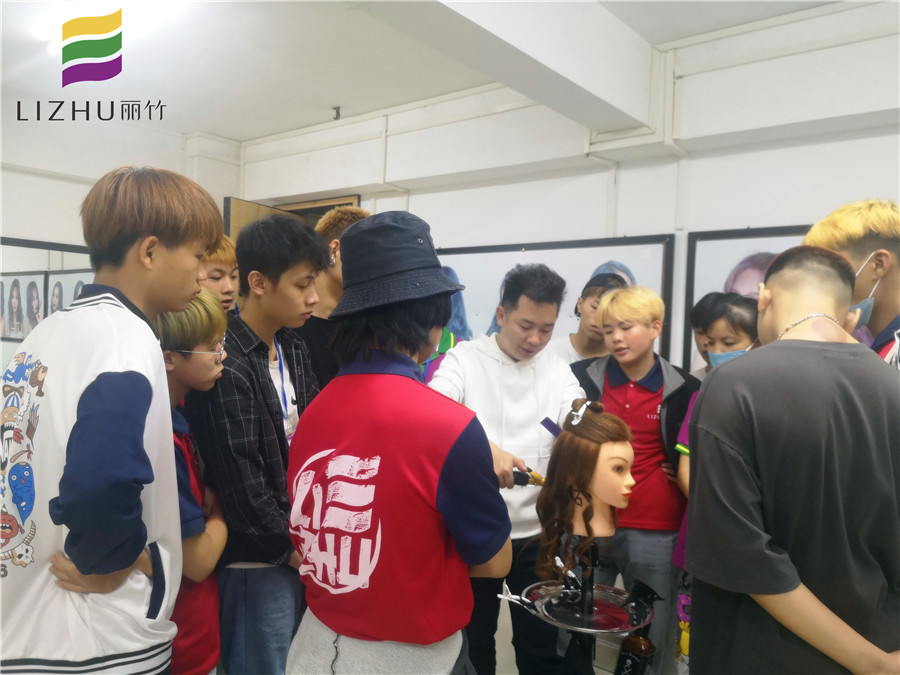 南寧美發(fā)培訓：電卷棒的使用技巧