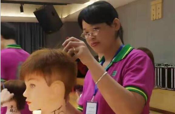 美發(fā)學(xué)員感言：美發(fā)新人畢業(yè)啦