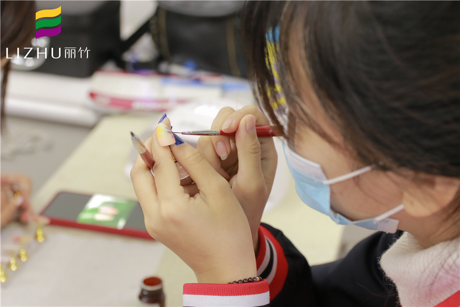 給你新年禮物，我們的專業(yè)美甲