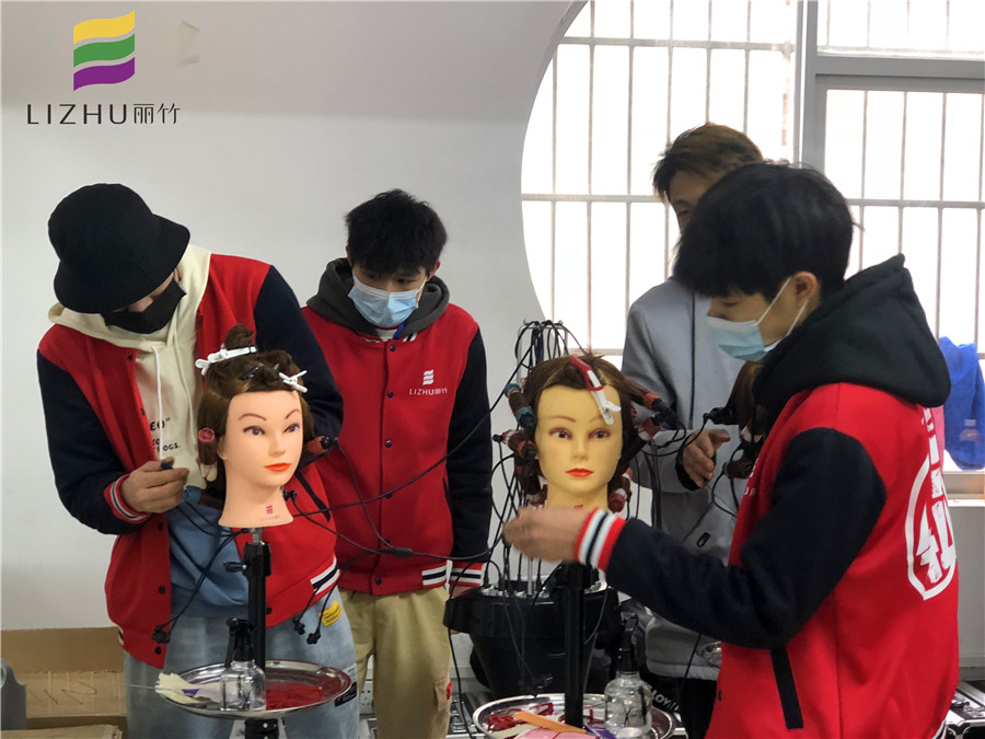 南寧美發(fā)學(xué)校：數(shù)碼燙正在練習(xí)中