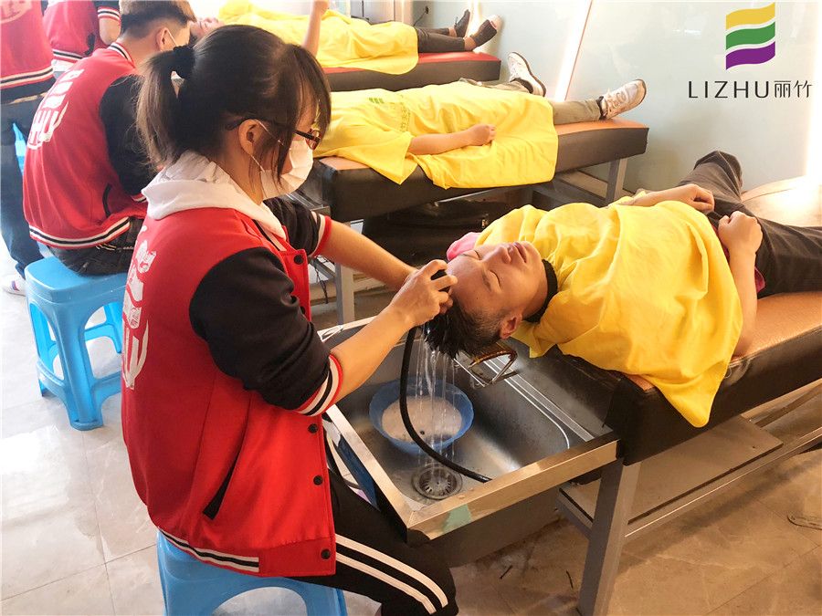 躺著洗頭的技巧 廣西口碑好的美發(fā)學(xué)校