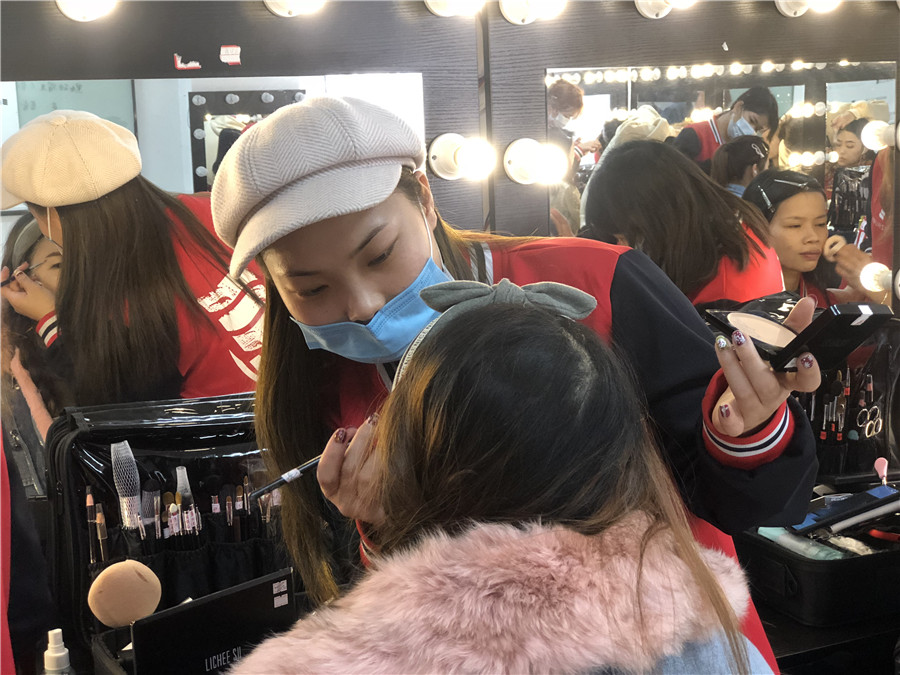 如何成為化妝師？南寧專業(yè)彩妝化妝學(xué)校告訴你