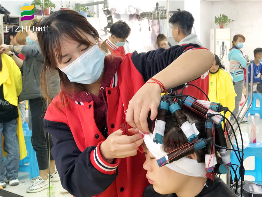 廣西南寧正規(guī)美發(fā)培訓：初學者燙染實操練習