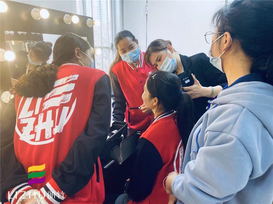 手把手教學，展現(xiàn)南寧化妝學校的魅力