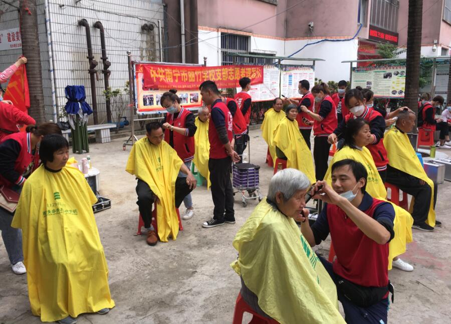 “雷鋒義剪”入社區(qū)，方知南寧美發(fā)學(xué)校哪家好