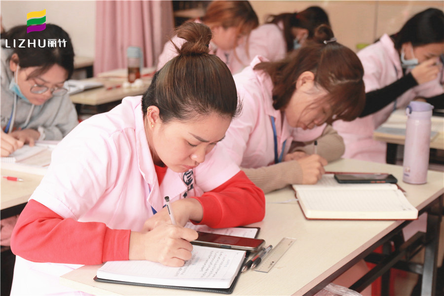 美容師學(xué)理論知識的重要性，讓南寧美容培訓(xùn)班告訴你