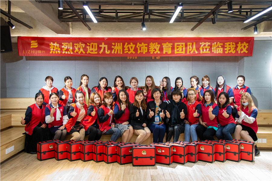 紋繡學員向南寧紋繡學校送錦旗