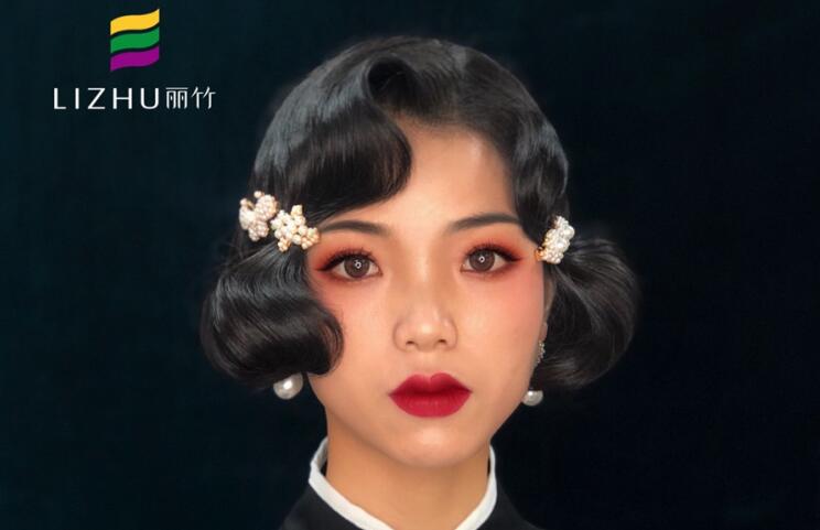 民國(guó)旗袍妝容，顯示南寧專業(yè)化妝學(xué)校實(shí)力