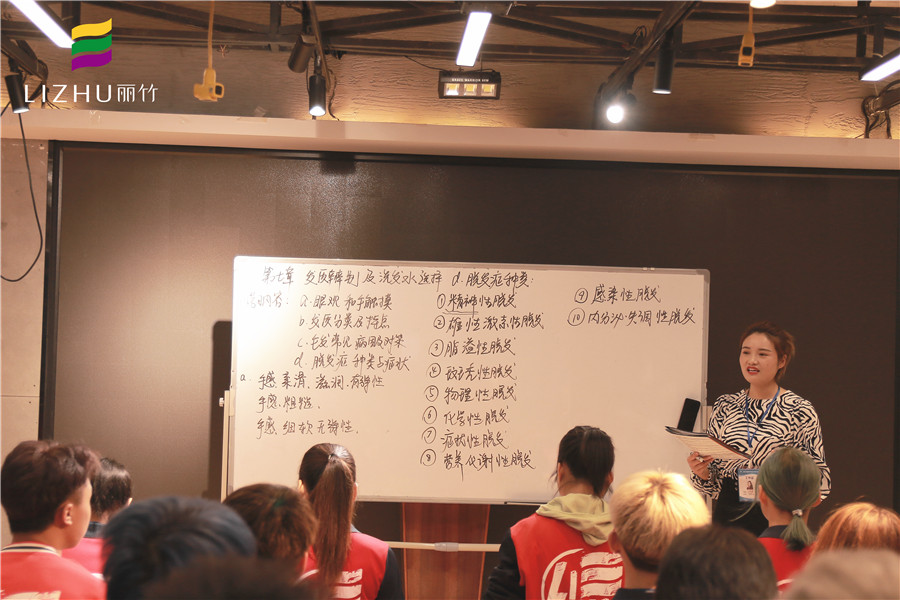 直擊美發(fā)課堂，感受廣西好的美發(fā)學(xué)校氛圍