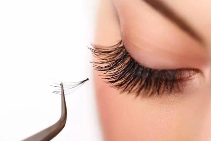 嫁接睫毛紅腫怎么辦？南寧美睫學校來幫你