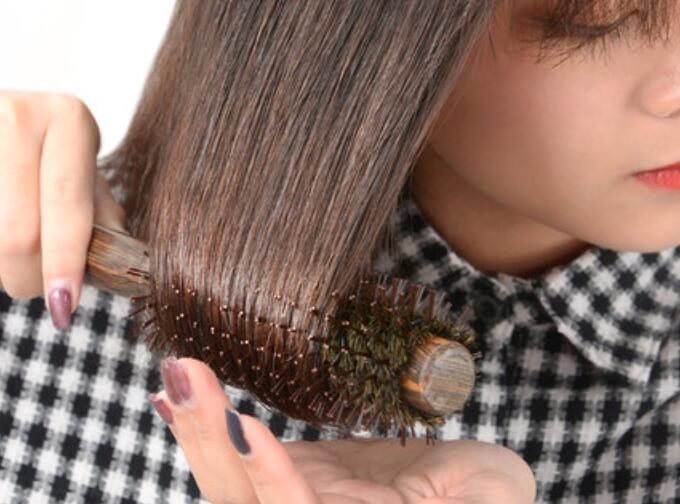 如何快速清理卷發(fā)梳上的頭發(fā)？廣西美發(fā)培訓(xùn)班教你