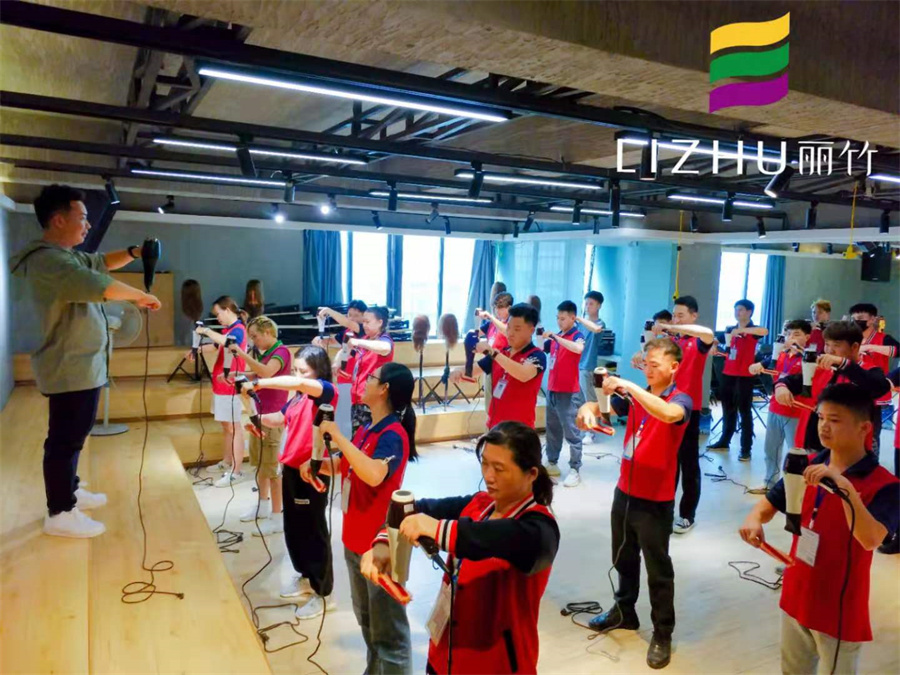 美發(fā)吹風(fēng)造型教程，廣西師資強(qiáng)的美發(fā)學(xué)校找到了