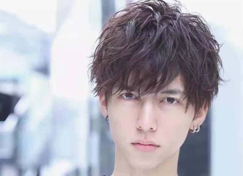 錫紙燙兩邊的頭發(fā)需要剪嗎？廣西正規(guī)美發(fā)學校告訴你