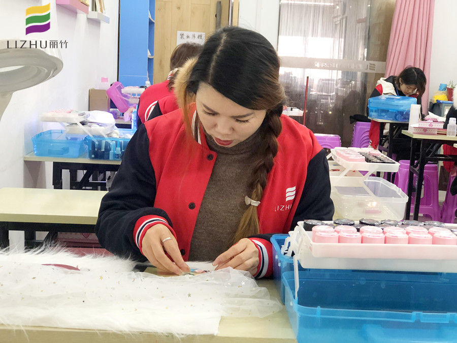 在南寧正規(guī)美甲學校學習，天天都有學不完的東西