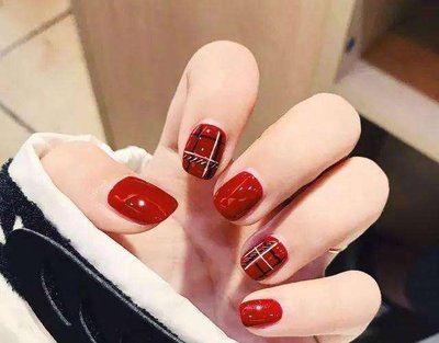 指甲指甲劈了怎么辦？南寧美甲學(xué)校教你解決辦法