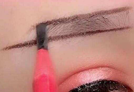 初學(xué)化妝畫好眉毛的教程，來南寧化妝學(xué)校學(xué)習(xí)