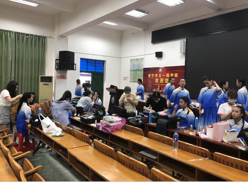南寧化妝學(xué)校外出實踐，受到演員比心點贊