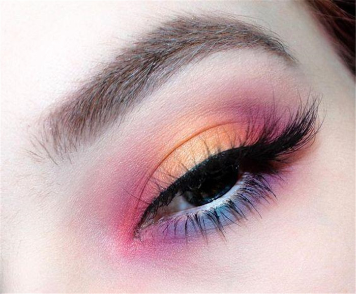 初學(xué)者眼影畫法教程，南寧化妝培訓(xùn)班教你