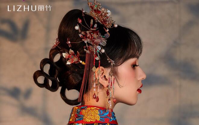 南寧化妝好的學(xué)校教你怎么編秀禾發(fā)型