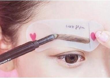 學360°畫眉大法，體驗南寧專業(yè)彩妝學校氛圍