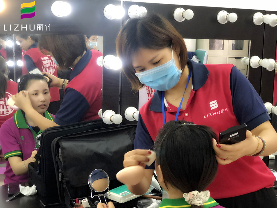 廣西美妝學(xué)校辯證：化妝對(duì)皮膚的傷害很大嗎？