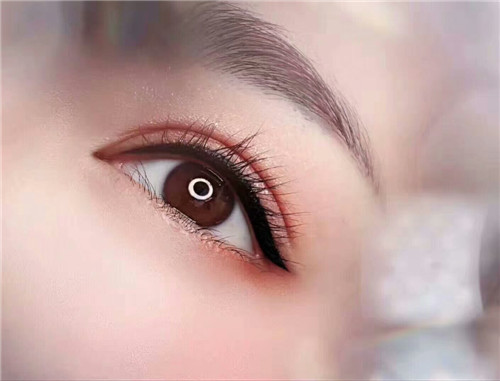 想知道紋美瞳線的技巧？到廣西紋繡培訓(xùn)中心學(xué)